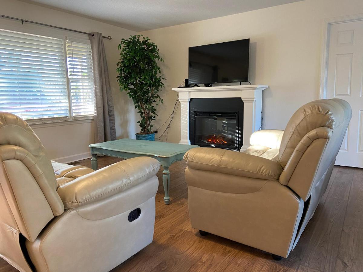 Cozy Three Bedroom House With Fireplace ウィルミントン エクステリア 写真